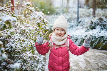Wall Mural - Adorable preschooler girl having fun in beautiful winter park on a snowy cold winter day