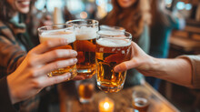 Gruppe Von Freunden Gehen Bier Trinken