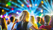 Jeune femme qui danse lors d'un concert d'un festival de musique ou club de nuit avec personnes devant des jeux de lumière, la foule écoute le spectacle. Espace de copie pour titre ou texte.