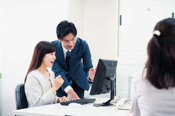 Canvas Print - 女性上司に報告をする若いビジネスマン