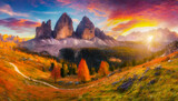 Fototapeta Do pokoju - Krajobraz górski, panorama jesienna w górach i zachód słońca