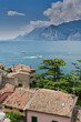 Blick über die Dächer der Altstadt von Malcesine auf den Gardasee und die Alpen in Italien