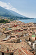 Blick über die Dächer der Altstadt von Malcesine auf den Gardasee und die Alpen in Italien