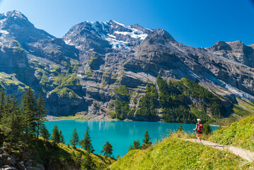 randonneuse admirant le lac d'oeschinen