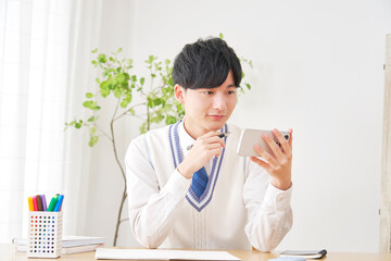 Poster - 自宅でススマートフォン使って勉強する男子高校生