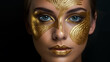 Primer plano de mujer con pintura dorada en el rostro