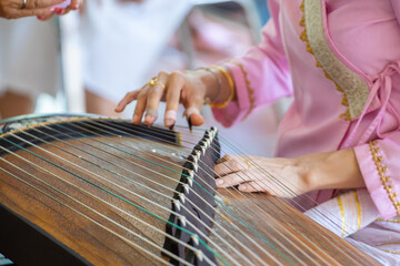 femme jouant au guzheng pour le nouvel an chinois