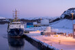Barco reposta combustible en el puerto de Kirkenes en el norte de Noruega
