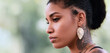 ritratto primo piano profilo di giovane donna di colore, elegante e raffinata acconcciatura, orecchino, tatuaggi