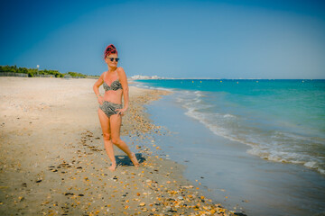 Poster - Femme au bord de la mer bleue