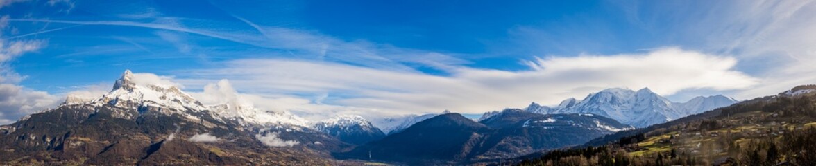 Poster - Panorama sur les montagnes enneigées des Alpes Mont-Blanc 