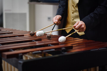 MARIMBA Y BAQUETAS DE PERCUSIÓN