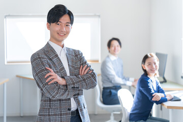 Poster - オフィスにいるカメラ目線のジャケットを着た若い日本人男性