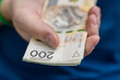 Dawać pieniądze, polska gotówka plnw dłoni z bliska