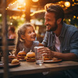 Retrato de familia feliz comiendo en el restaurante hamburgueseria. Reunion familiar, disfrutando en familia de momentos de vacaciones.