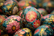 Nahaufnahme von Ostereiern mit detaillierten Blumenmustern