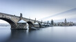Eiskalter Winter an der historischen Karlsbrücke an der Moldau im Herzen von Prag in Tschechien