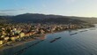 Italienische Küstenstadt bei Sonnenaufgang Drohnenflug
