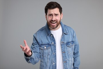 Canvas Print - Portrait of surprised man on grey background