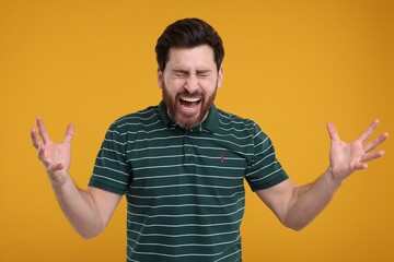 Canvas Print - Portrait of surprised man on yellow background