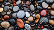 Nasse bunte Steine an einem Flussufer, Hintergrundbild 