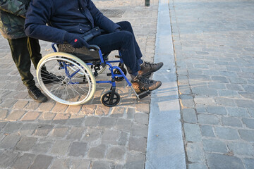 Poster - handicape chaise roulante mobilité reduite PMR pavés 