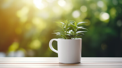 Mug, tasse en premier plan sur une table en bois, avec une petite plante. Arrière-plan de nature, plante. Flou, bokeh. Pour conception et création graphique.