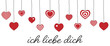 Ich liebe dich - Schriftzug in deutscher Sprache. Liebesbotschaft mit hängenden Herzen.