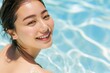 プールで日焼けをする日本人女性のイメージ（日焼け止め・小麦肌・ビーチ・夏・リゾート）