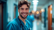 Jóvenes enfermeras o médicos sonriendo en el pasillo del hospital
