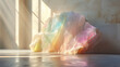 Pierre opale de taille gigantesque reflète le soleil dans un intérieur design, art contemporain et maison d'architecte