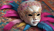Ein Babykopf mit venezianische Karnevalsmaske.