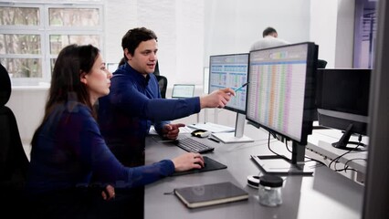 Aufkleber - Analyst Working With Spreadsheet Business Data