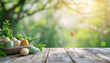 © FJM - Holztisch mit Osterdeko für Produktplatzierung oder Montage mit Fokus auf die Tischplatte, unscharfer Bokeh-Hintergrund in der Natur