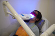 歯のホワイトニングをする女性