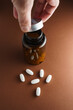 Białe tabletki rozsypane luzem z butelki z lekami