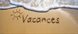© Fox_Dsign - mot vacances écrit sur le sable - texte en Français