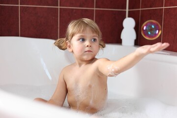 Canvas Print - Little girl bathing in tub at home