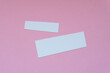 3 leere Zettel mit Platz für Textbotschaften auf rosa farbenem Untergrund