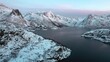 Drohnenaufname eines Norwegischen Fjord im Winter bei Abendlicht (Lofoten)