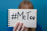Fototapeta  - Kobieta trzyma w rękach hasło #MeToo