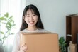 引っ越しで段ボールを持つ日本人女性（新生活・新居・進学・荷造り・荷物）