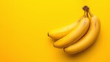 Des bananes sur un fond jaune