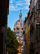 Cúpula de una iglesia al final de una calle en Francia.