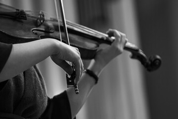 Poster - Hands of a woman playing the violin in black and white