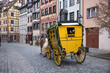 Antigua carroza de correos circulando por las calles del centro histórico de Núremberg, Alemania