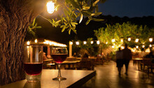 Apéritif Ou Diner Sur La Terrasse D'un Bar Ou Restaurant, Dans Un Village Du Sud De La France, En Provence, Sur Une Jolie Place, Un Soir D'été
