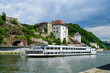 Veste Niederhaus, berühmte Festung und Burg mit Flusskreuzfahrt auf der Donau im Vordergrund, Passau, Niederbayern, Deutschland