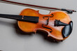 Halbe Geige mit Bogen liegt auf hellem Untergrund, Studioaufnahme, Deutschland