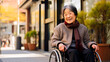  シニアと介護、車椅子に乗る笑顔の日本人女性